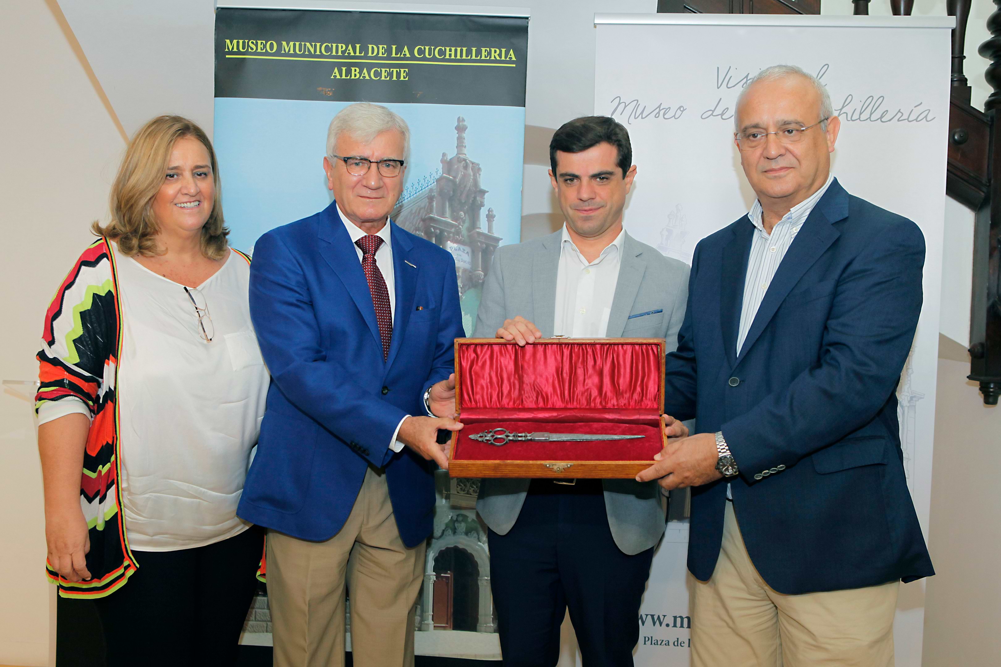 La familia Arcos dona al Museo de la Cuchillería unas tijeras de 1734