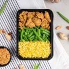 Spiermassa - Kip Saté - Gele rijst - Sperziebonen | Muscle Meals sportmaaltijden