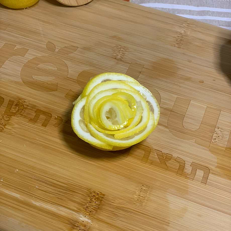 לימון חתוך בצורה של ורד