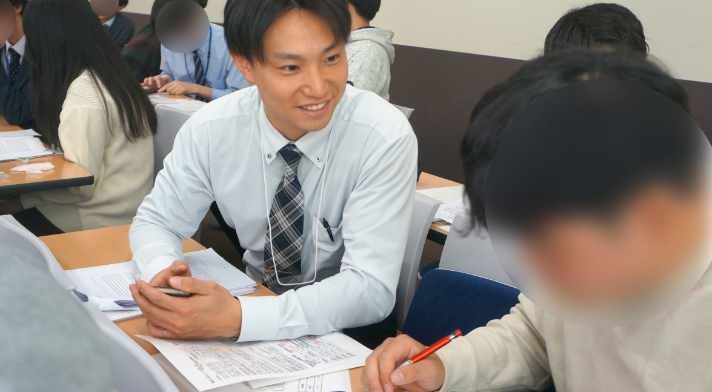 英語答案作成練習会にて1対1で解説をしている様子