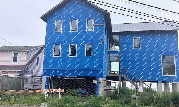 Blight board boosts daily fines on blue house at Old Mill
