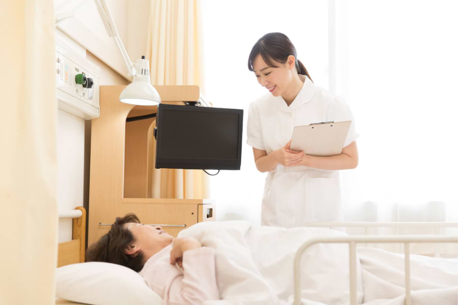 病室で患者さんと話す看護師