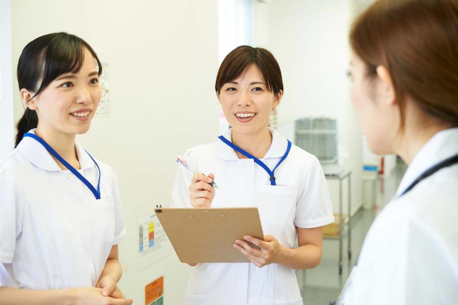 チームで話し合う看護師