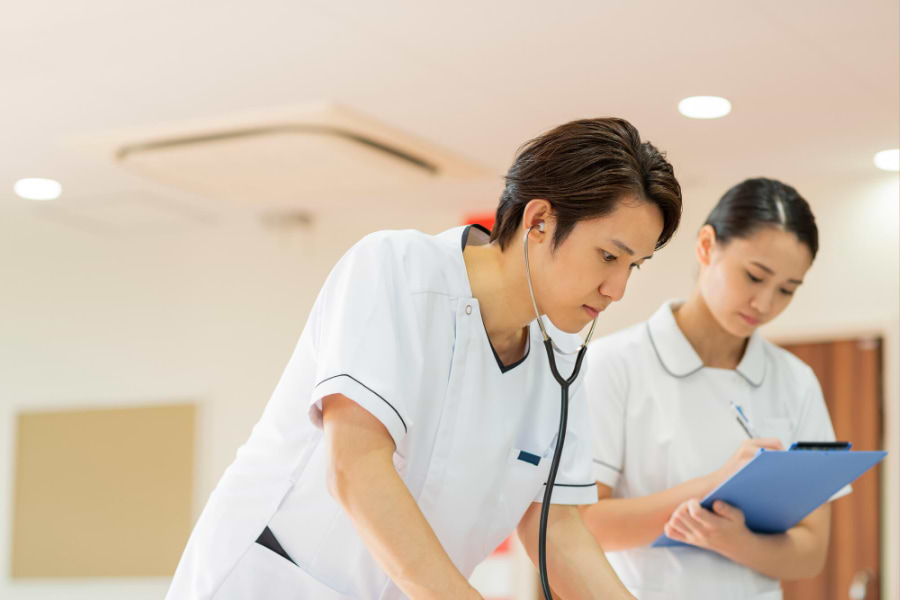 二人でケアに入る看護師