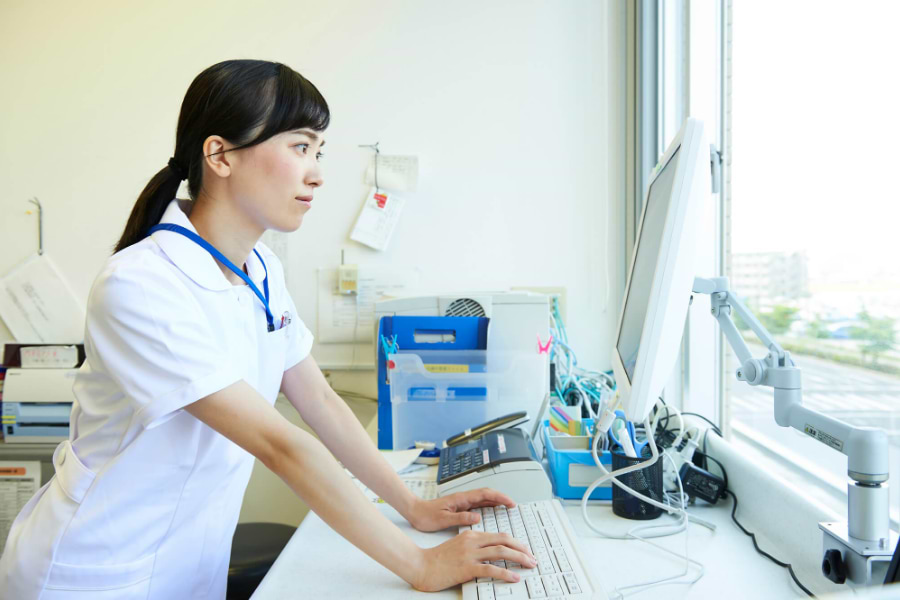 看護記録を書く看護師