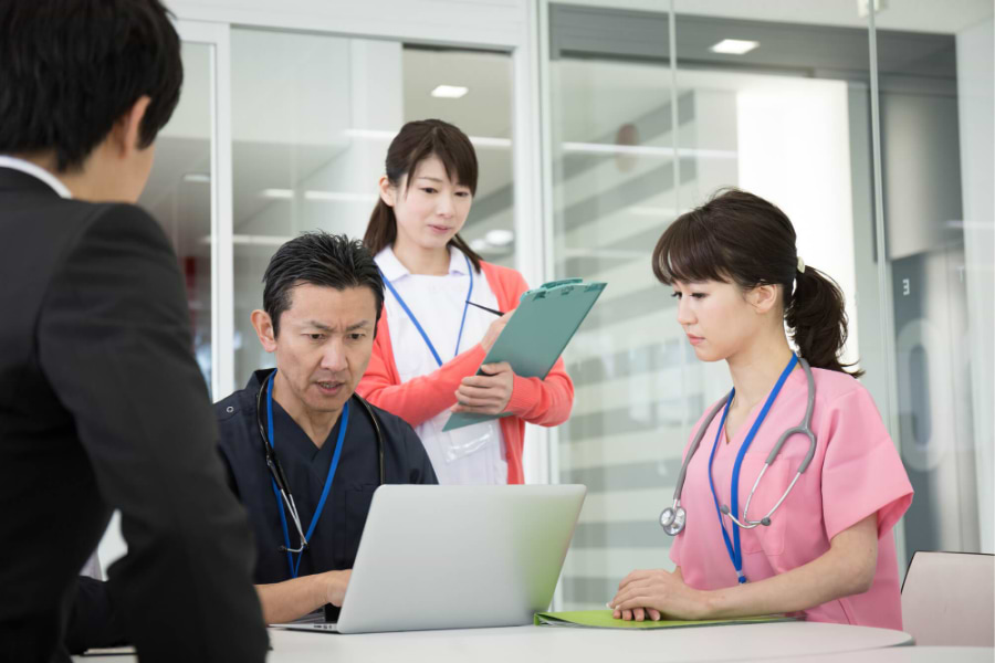 カンファレンス中の看護師達