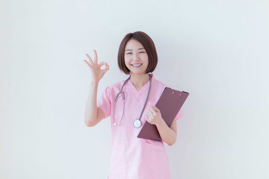 確認する看護師