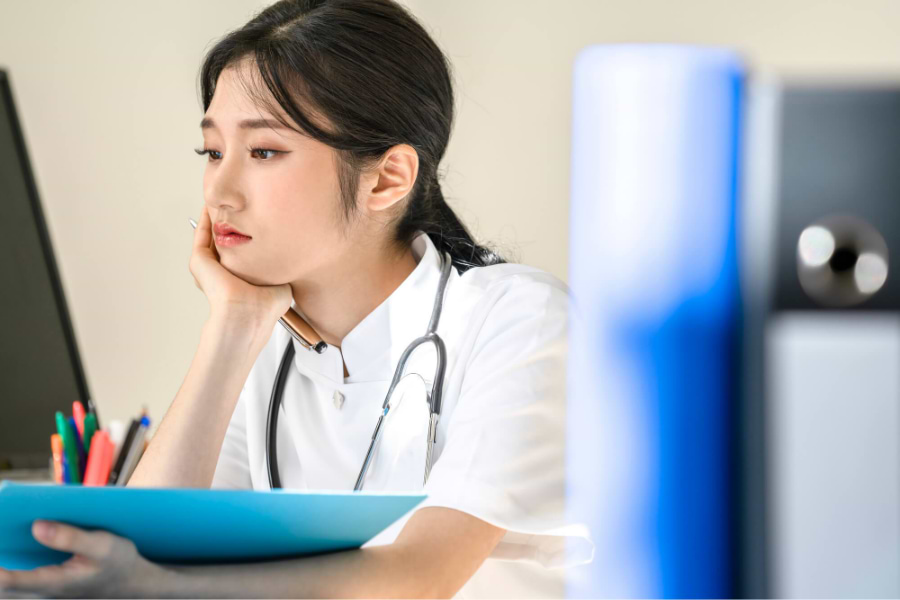 インシデントに落ち込む看護師