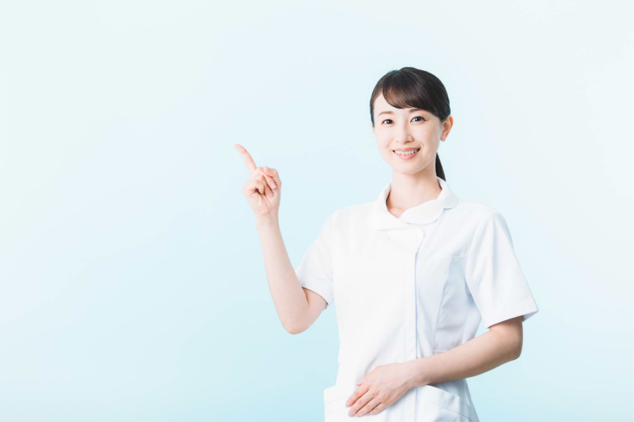 ポイント解説する看護師