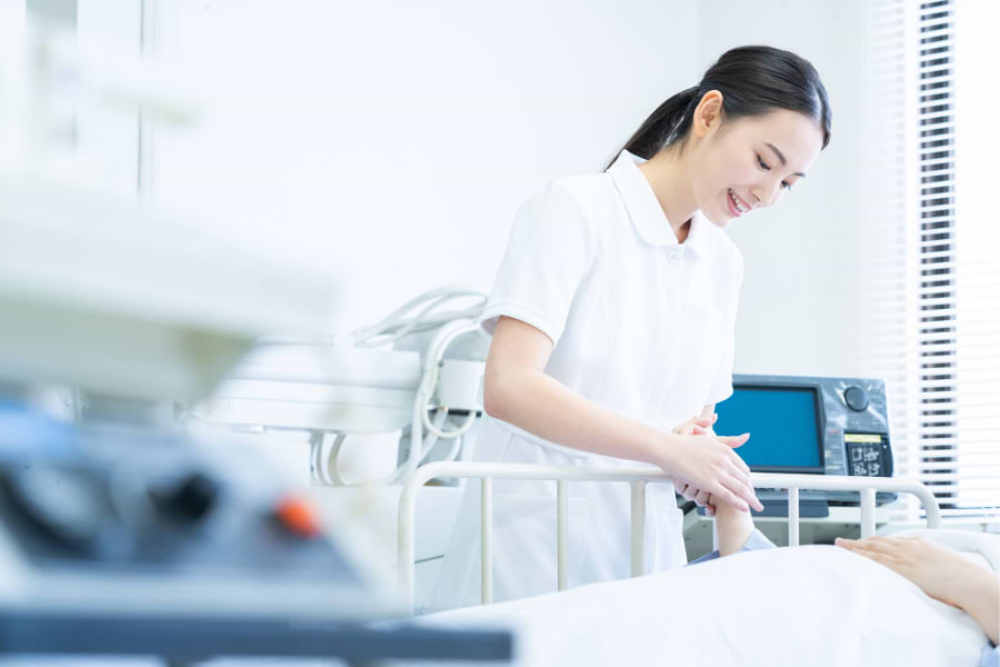 ベッドサイドの看護師