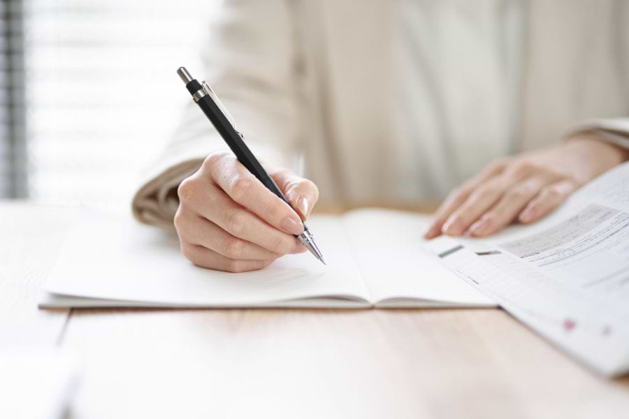 医療通訳の勉強をする看護師