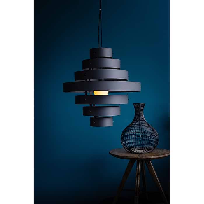 Design mat zwarte hanglamp. Sfeervolle verlichting. Webo Verlichting showroom lampen online Beuningen bij Nijmegen. Lampen webshop.