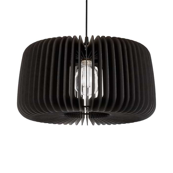 Houten hanglamp van Blij Design. Deze zwarte houten lamp Boston heeft de volgende afmetingen: diameter 45 cm en hoogte 24 cm. Een design houten hanglamp uit de grote serie houten lampen van Blij Design. Zie ook de andere houten lampen van Blij Design in deze serie. Zoek op het woord Boston. Blij Design is een Nederlands merk met handgemaakte designlampen.
