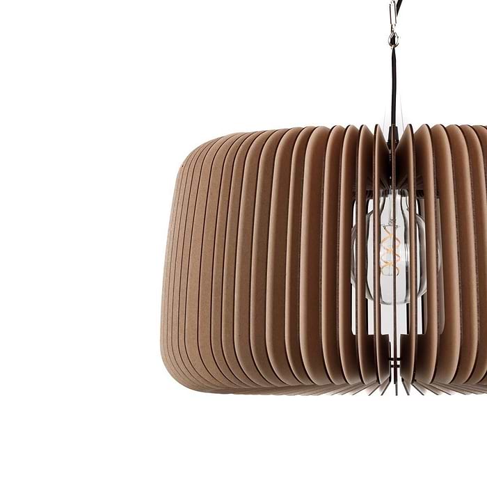Houten hanglamp van Blij Design. Deze houten lamp Boston heeft de volgende afmetingen: diameter 60 cm en hoogte 32 cm. De lamp heeft een naturel uitvoering. Een design houten hanglamp uit de grote serie houten lampen van Blij Design. Zie ook de andere houten lampen van Blij Design in deze serie. Zoek op het woord Boston. Blij Design is een Nederlands merk met handgemaakte designlampen.