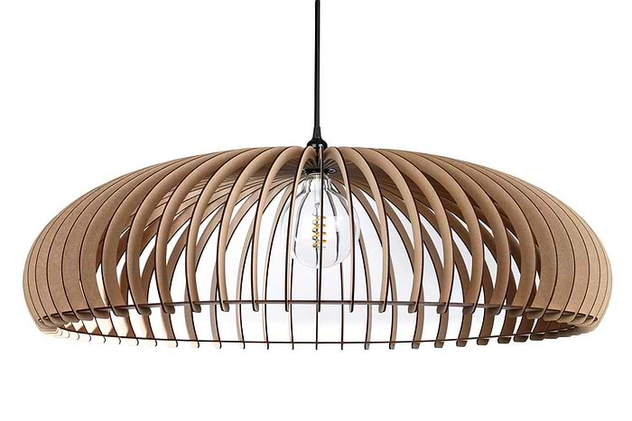 Houten hanglamp van Blij Design. Deze houten lamp Chicago is 36 cm hoog en heeft een doorsnede van 120 cm. De lamp heeft een naturel uitvoering. Een design houten hanglamp uit de grote serie houten lampen van Blij Design. Zie ook de andere houten lampen van Blij Design in deze serie. Zoek op het woord Chicago. Blij Design is een Nederlands merk met handgemaakte designlampen.