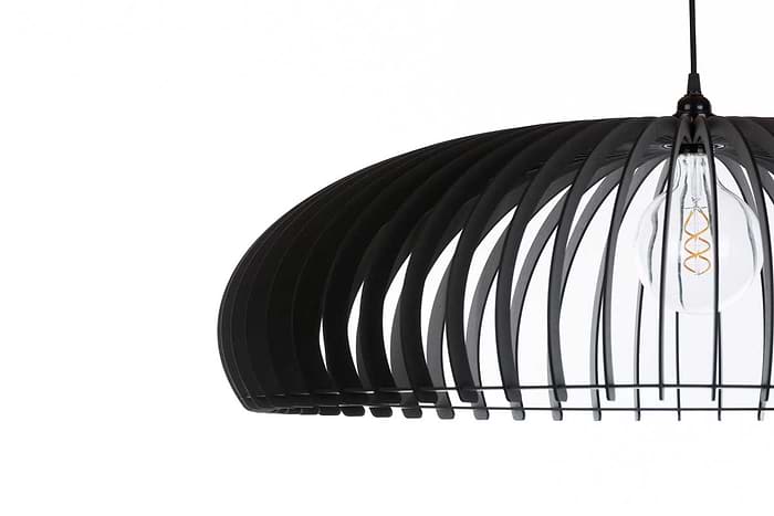 Houten hanglamp van Blij Design. Deze zwarte houten lamp Chicago is 36 cm hoog en heeft een doorsnede van 120 cm. Een design houten hanglamp uit de grote serie houten lampen van Blij Design. Zie ook de andere houten lampen van Blij Design in deze serie. Zoek op het woord Chicago. Blij Design is een Nederlands merk met handgemaakte designlampen.