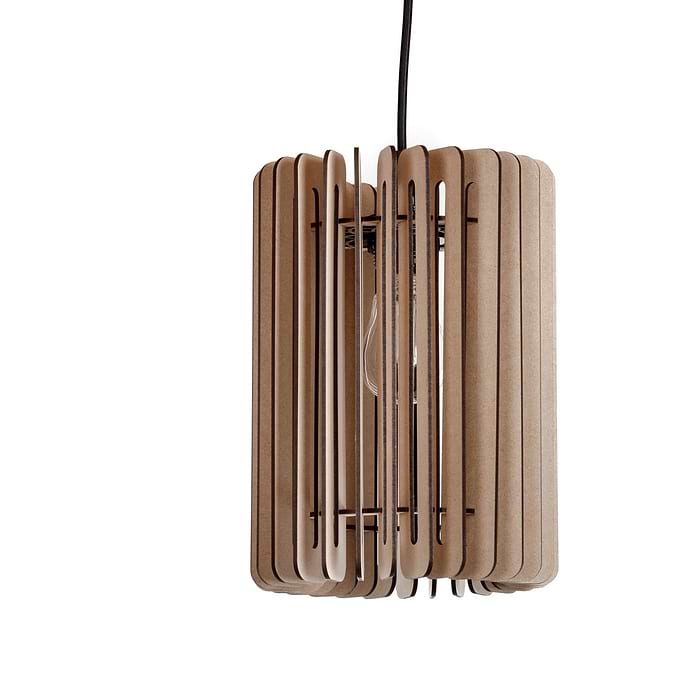 5 cm. De lamp heeft een naturel uitvoering. Een design houten hanglamp uit de grote serie houten lampen van Blij Design. Zie ook de andere houten lampen van Blij Design in deze serie. Zoek op het woord Edge. Blij Design is een Nederlands merk met handgemaakte designlampen.