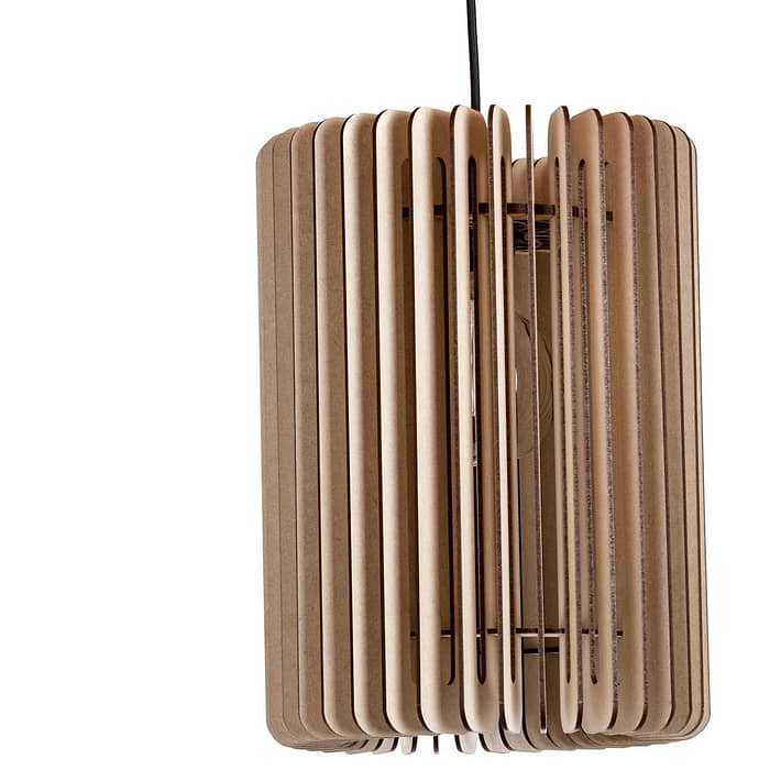 Houten hanglamp van Blij Design. Deze houten lamp Edge is 36 cm hoog en heeft een doorsnede van 26 cm. De lamp heeft een naturel uitvoering. Een design houten hanglamp uit de grote serie houten lampen van Blij Design. Zie ook de andere houten lampen van Blij Design in deze serie. Zoek op het woord Edge. Blij Design is een Nederlands merk met handgemaakte designlampen.