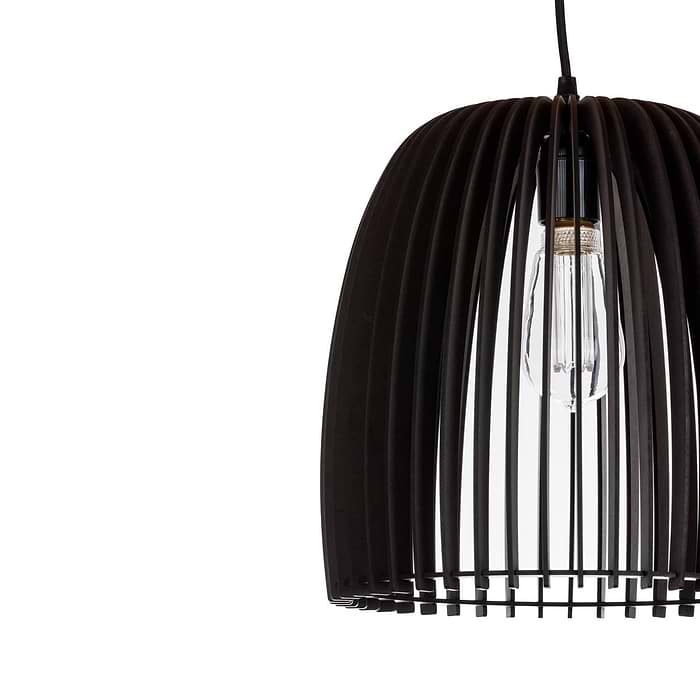 Houten hanglamp van Blij Design. Deze zwarte houten lamp Malmö heeft de volgende afmetingen: diameter 30 cm en hoogte 30 cm. Een design houten hanglamp uit de grote serie houten lampen van Blij Design. Zie ook de andere houten lampen van Blij Design in deze serie. Zoek op het woord Malmö. Blij Design is een Nederlands merk met handgemaakte designlampen.