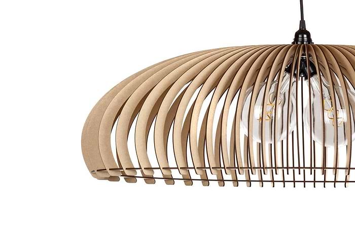 Houten hanglamp van Blij Design. Deze houten lamp Manhattan heeft de volgende afmetingen: lengte 90cm