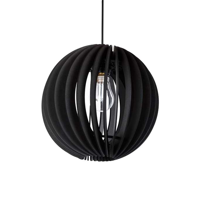 Houten hanglamp van Blij Design. Deze zwarte ronde houten lamp Orb heeft een diameter van 27 cm. Een design houten hanglamp uit de grote serie houten lampen van Blij Design. Zie ook de andere houten lampen van Blij Design in deze serie. Zoek op het woord Orb. Blij Design is een Nederlands merk met handgemaakte designlampen.