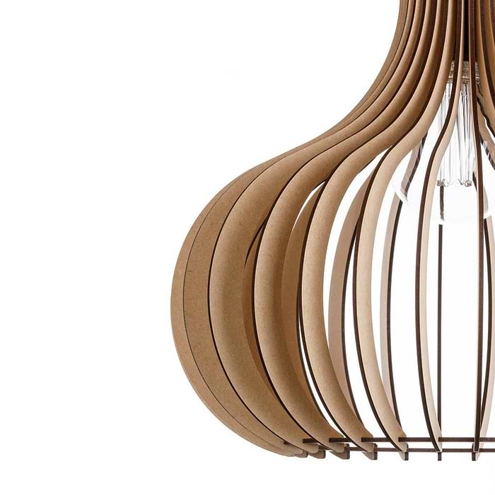 Houten hanglamp van Blij Design. Deze houten lamp Seattle heeft de volgende afmetingen: diameter 40 cm en hoogte 36 cm.  De lamp heeft een naturel uitvoering. Een design houten hanglamp uit de grote serie houten lampen van Blij Design. Zie ook de andere houten lampen van Blij Design in deze serie. Zoek op het woord Seattle. Blij Design is een Nederlands merk met handgemaakte designlampen.