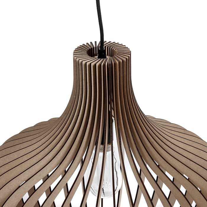 Houten hanglamp van Blij Design. Deze houten lamp Seattle heeft de volgende afmetingen: diameter 50 cm en hoogte 45 cm.  De lamp heeft een naturel uitvoering. Een design houten hanglamp uit de grote serie houten lampen van Blij Design. Zie ook de andere houten lampen van Blij Design in deze serie. Zoek op het woord Seattle. Blij Design is een Nederlands merk met handgemaakte designlampen.