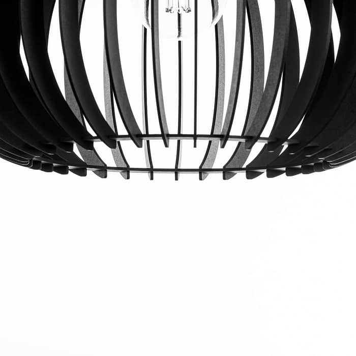 Houten hanglamp van Blij Design. Deze zwarte houten lamp Seattle heeft de volgende afmetingen: diameter 50 cm en hoogte 45 cm. Een design houten hanglamp uit de grote serie houten lampen van Blij Design. Zie ook de andere houten lampen van Blij Design in deze serie. Zoek op het woord Seattle. Blij Design is een Nederlands merk met handgemaakte designlampen.