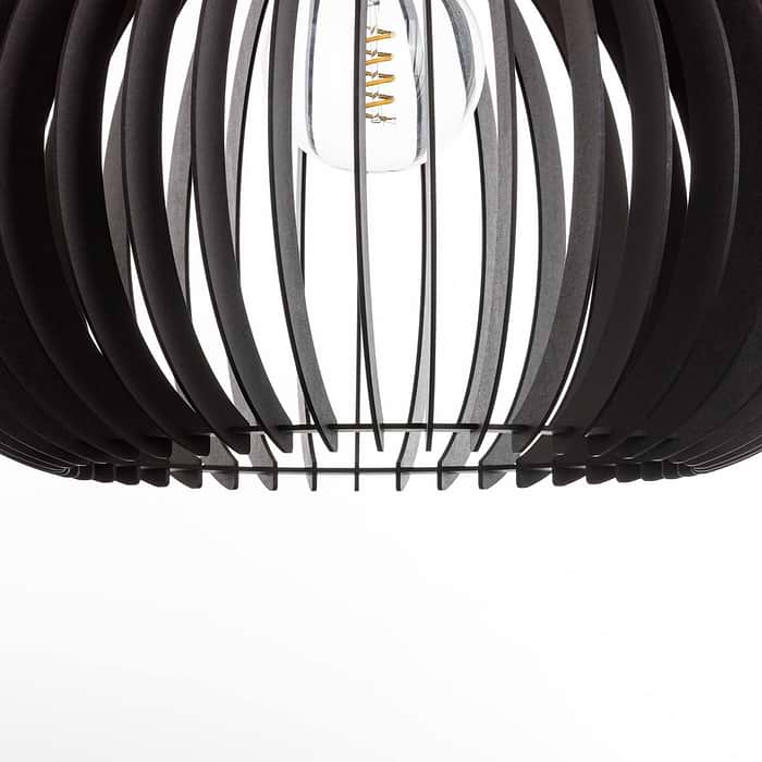 Houten hanglamp van Blij Design. Deze zwarte houten lamp Seattle heeft de volgende afmetingen: diameter 60 cm en hoogte 54 cm. Een design houten hanglamp uit de grote serie houten lampen van Blij Design. Zie ook de andere houten lampen van Blij Design in deze serie. Zoek op het woord Seattle. Blij Design is een Nederlands merk met handgemaakte designlampen.