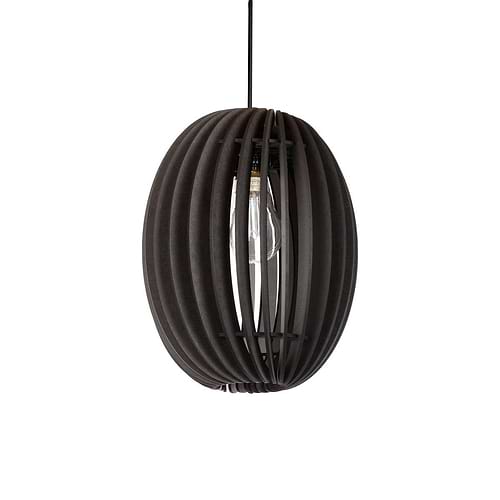 Houten hanglamp van Blij Design. Deze zwarte houten lamp Swan is 27 cm hoog en heeft een doorsnede van 21 cm. Een design houten hanglamp uit de grote serie houten lampen van Blij Design. Zie ook de andere houten lampen van Blij Design in deze serie. Zoek op het woord Swan. Blij Design is een Nederlands merk met handgemaakte designlampen.