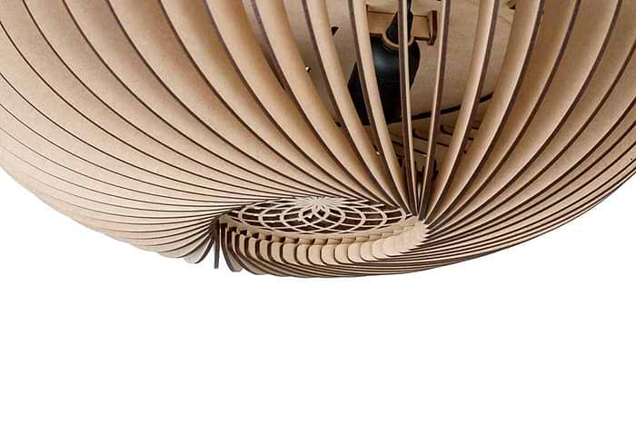 2-lichts. Deze ronde houten lamp Orb heeft een diameter van 48 cm en een hoogte van 13 cm. De lamp heeft een naturel uitvoering. Een design houten plafondlamp-plafonnier uit de grote serie houten lampen van Blij Design. Zie ook de andere houten lampen van Blij Design in deze serie. Zoek op het woord Orb. Blij Design is een Nederlands merk met handgemaakte designlampen.