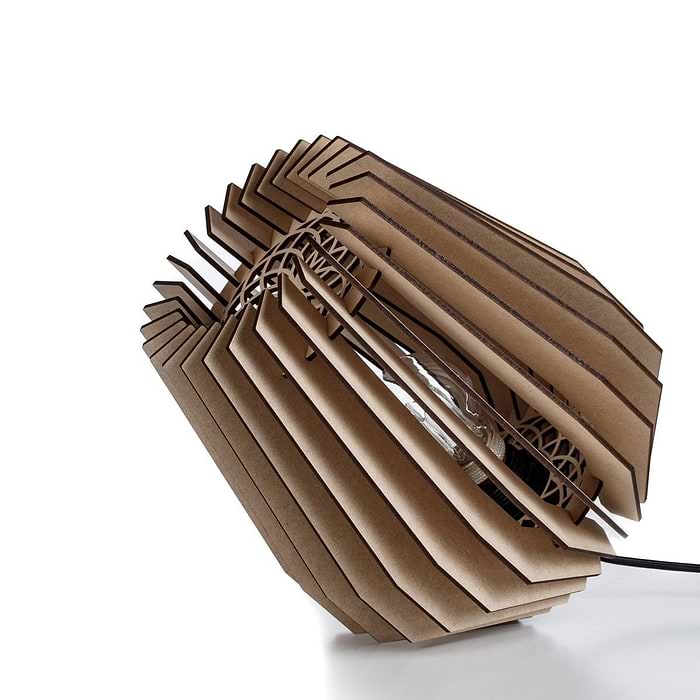 Houten tafellamp van Blij Design. Deze houten lamp Corners is 27 cm hoog en heeft een doorsnede van 24 cm. De lamp heeft een naturel uitvoering. Een design houten tafellamp uit de grote serie houten lampen van Blij Design. Zie ook de andere houten lampen van Blij Design in deze serie. Zoek op het woord Corners. Blij Design is een Nederlands merk met handgemaakte designlampen.