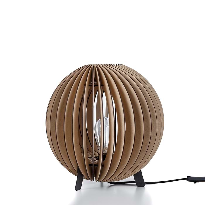 Houten tafellamp van Blij Design. Deze houten lamp ORB is 36 cm hoog en heeft een doorsnede van 36 cm. De lamp heeft een naturel uitvoering. Een design houten tafellamp uit de grote serie houten lampen van Blij Design. Zie ook de andere houten lampen van Blij Design in deze serie. Zoek op het woord ORB. Blij Design is een Nederlands merk met handgemaakte designlampen.