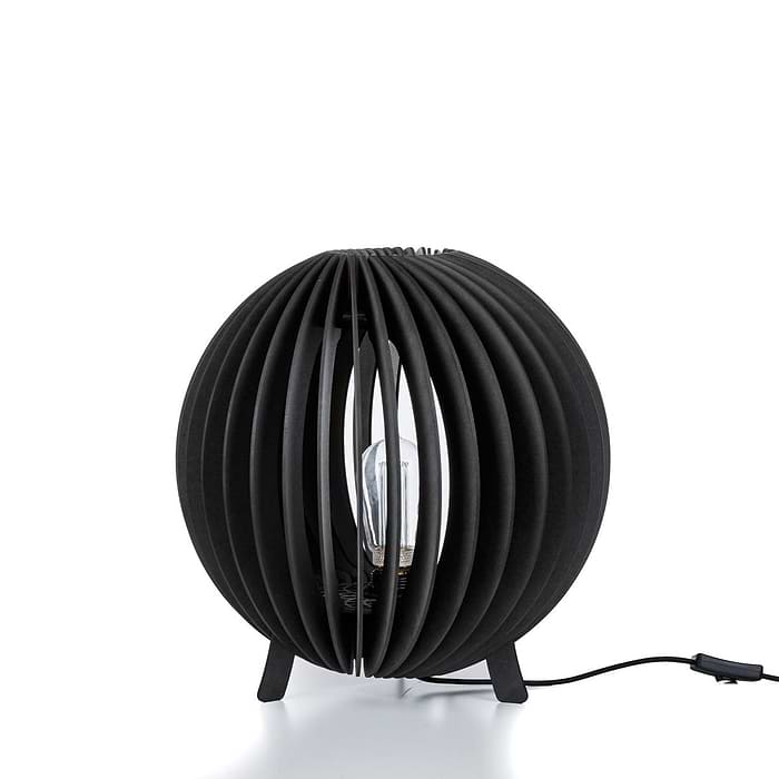 Houten tafellamp van Blij Design. Deze zwarte houten lamp ORB is 36 cm hoog en heeft een doorsnede van 36 cm. Een design houten tafellamp uit de grote serie houten lampen van Blij Design. Zie ook de andere houten lampen van Blij Design in deze serie. Zoek op het woord ORB. Blij Design is een Nederlands merk met handgemaakte designlampen.