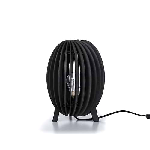 Houten tafellamp van Blij Design. Deze zwarte houten lamp SWAN is 36 cm hoog en heeft een doorsnede van 28 cm. Een design houten tafellamp uit de grote serie houten lampen van Blij Design. Zie ook de andere houten lampen van Blij Design in deze serie. Zoek op het woord SWAN. Blij Design is een Nederlands merk met handgemaakte designlampen.