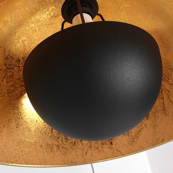 Zwarte vloerlamp met gouden binnenzijde. Deze grote, driepotige lamp zorgt voor zowel een moderne als industriële sfeer.