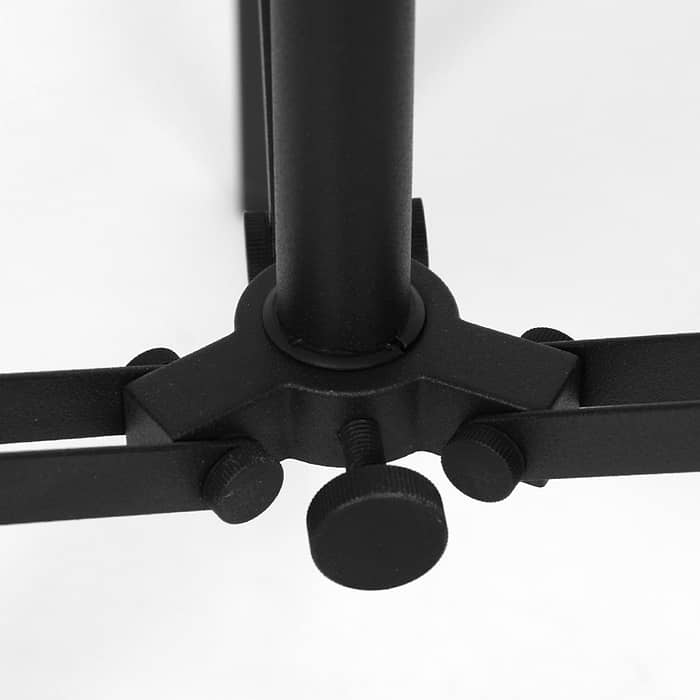 Zwarte vloerlamp met gouden binnenzijde. Deze grote, driepotige lamp zorgt voor zowel een moderne als industriële sfeer.