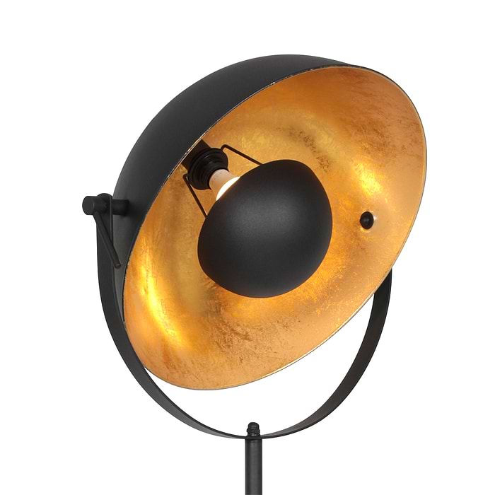 Zwarte vloerlamp met gouden binnenzijde. Deze grote, driepotige lamp zorgt voor zowel een moderne als industriële sfeer.