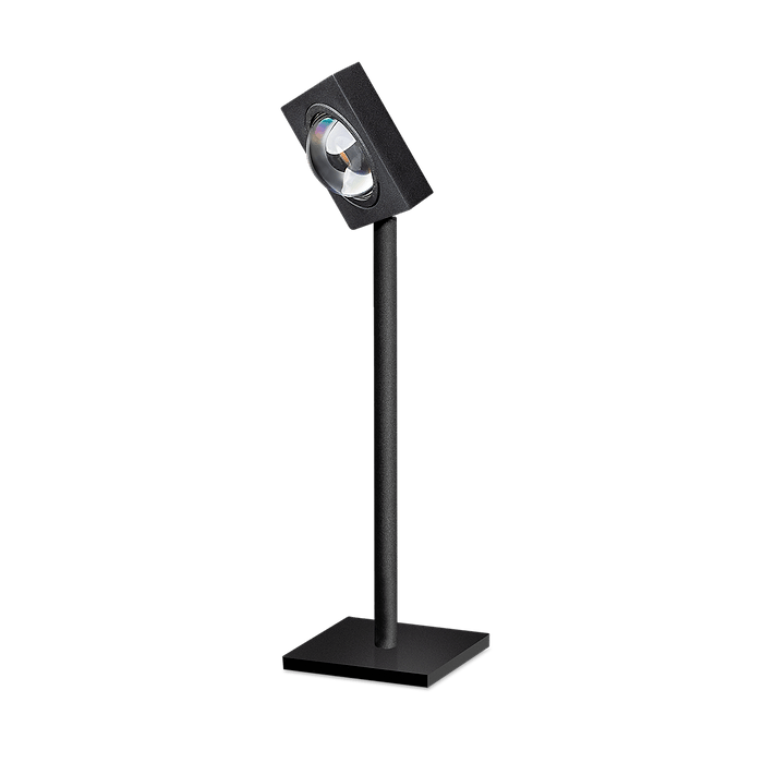 05-TL3374-30. Tafellamp Jake. Een verstelbare stoere zwarte tafellamp waarmee je ergens een mooi lichtspot op kunt richten. In de serie Jake van het merk ETH bevindt zich ook een vloerlamp. Zoek naar 'Jake' in het zoekveld op onze website.