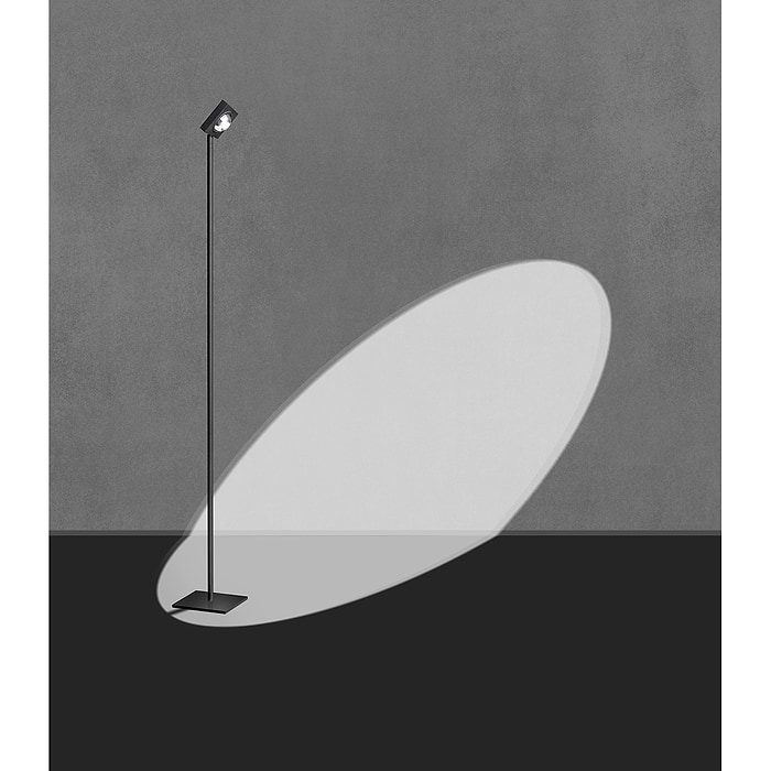 05-VL8374-30. Vloerlamp Jake. Een verstelbare stoere zwarte vloerlamp waarmee je ergens een mooi lichtspot op kunt richten. In de serie Jake van het merk ETH bevindt zich ook een tafellamp. Zoek naar 'Jake' in het zoekveld op onze website.