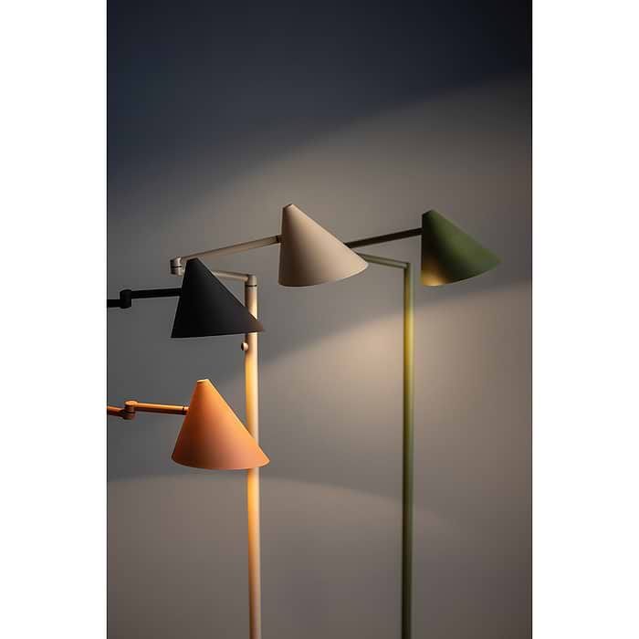 een tafellamp en een wandlamp. Allemaal verkrijgbaar in de kleuren zwart