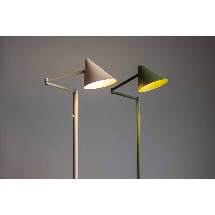 een vloerlamp en een wandlamp. Allemaal verkrijgbaar in de kleuren zwart