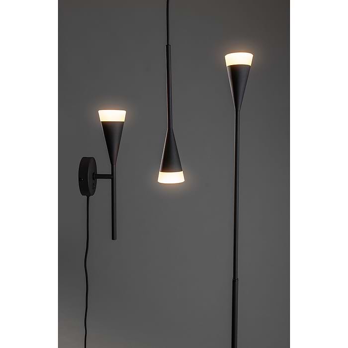 een vloerlamp en wandlamp. Zoek op 'Defender' in het zoekveld op onze website en u ziet ze allemaal.