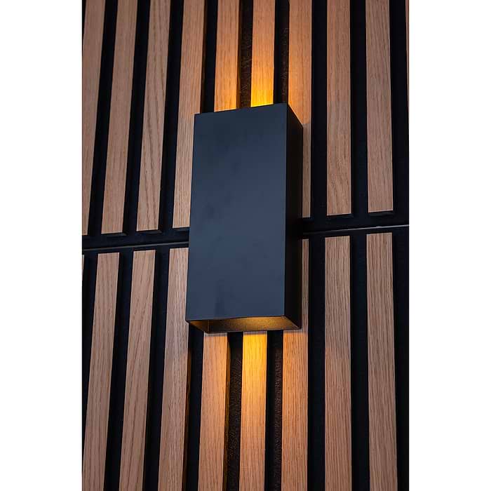117 mm breed en 77mm diep. Deze strakke wandlamp past perfect in een strak design interieur en schijnt mooi over de wand. Deze wandlampen zijn verkrijgbaar in verschillende kleuren: zwart