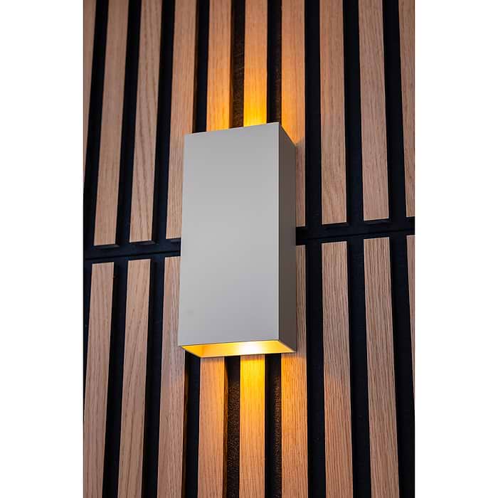 05-WL1330-30. Strakke zwarte wandlamp serie David van het merk ETH. Er kunnen twee GU10 LED spotjes in de wandlamp. De ene schijnt dan naar boven