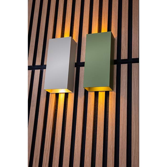05-WL1330-3001. Strakke wandlamp serie David van het merk ETH. De buitenzijde is zwart