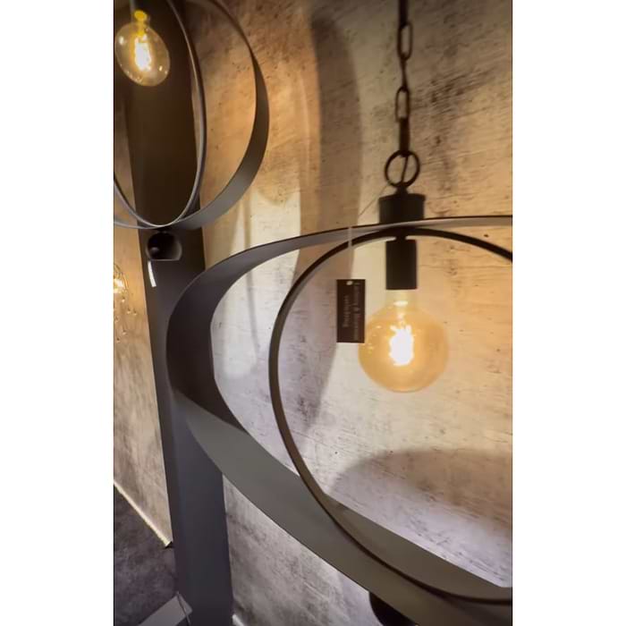 LB049/1+1OVL. De lamp heeft twee lichtpunten. Bovenin kan een sfeervolle Segula led lamp