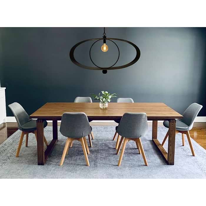 en onderin een GU10 led spotje. Het spotje kan via het armatuur aan en uit worden gezet. De lamp is dimbaar via een externe wanddimmer. Dit armatuur is in de kleur textured-black zwart. De afmetingen zijn: breedte 12 cm