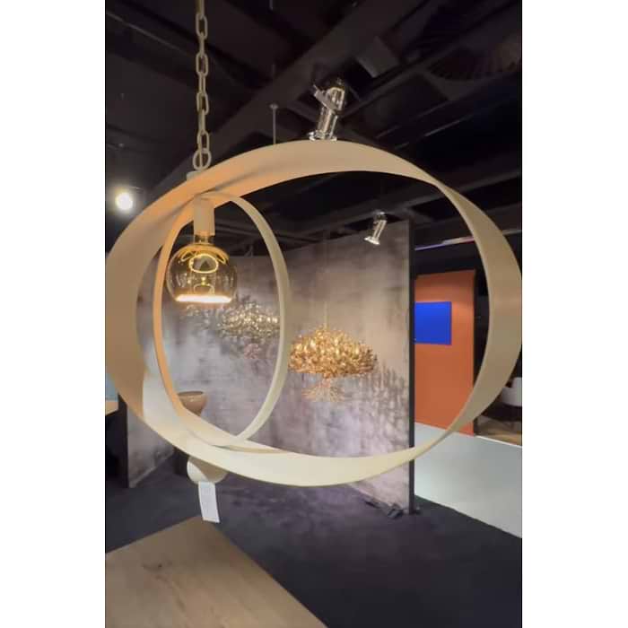 en onderin een GU10 led spotje. Het spotje kan via het armatuur aan en uit worden gezet. De lamp is dimbaar via een externe wanddimmer. Dit armatuur is in de kleur textured-white