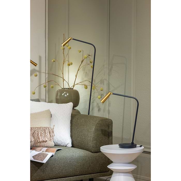 3 of 4 spots. En de serie Barry kent ook een tafellamp en twee vloerlampen. Zoek op 'Barry' in onze website.